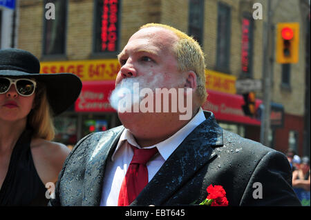 Ein Mann nimmt die Identität des ehemaligen Toronto Bürgermeister Rob Ford Rauchen Riss auf 2014 World Pride in Toronto. Stockfoto