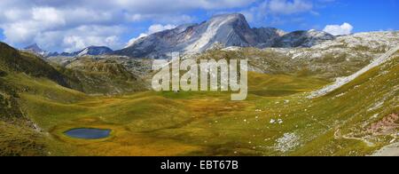 Blick auf den Seekofel-Gruppe mit Lago sterben Remeda (links) und Lago Grande (rechts), Italien, Südtirol, Dolomiten, Fanes Nationalpark Stockfoto