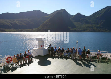 Passagiere auf der Fähre von Skutvik nach Svolvaer, Berge der Lofoten im Hintergrund, Norwegen, Lofoten-Inseln Stockfoto