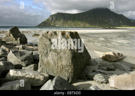 Findlinge am Strand in der Nähe von Vareid, Norwegen, Lofoten-Inseln, Flakstadoya Stockfoto