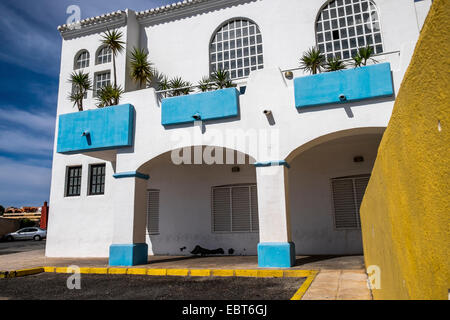 Weiß und blau Apartments mit Balkon in Spanien, Stockfoto