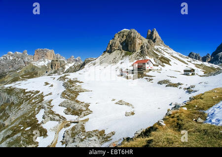 Berglandschaft im Juni, Blick auf Sextnerstein Dnd Dreizinnen Hütte, Italien, Südtirol, Dolomiten Stockfoto