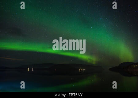 Polarlicht am Sternenhimmel Spiegelung in einem Fjord, Norwegen, Nordland, Bindalsfjorden, Terrak Stockfoto