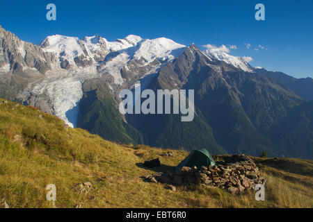 Mont Blanc von Bel Lachat mit Zelt, Frankreich Stockfoto