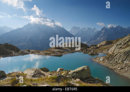 Lac Blanc mit Aiguille Verte (in der Mitte, links), Grandes Jorasse Und Dent du G ein (Hintergrund), Aiguille du Plan (rechts), Frankreich Stockfoto