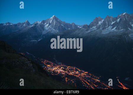 Abend über Chamonix, Blick vom Bel Lachat, mit Aiguille Verte (in der Mitte), Frankreich, Chamonix Stockfoto