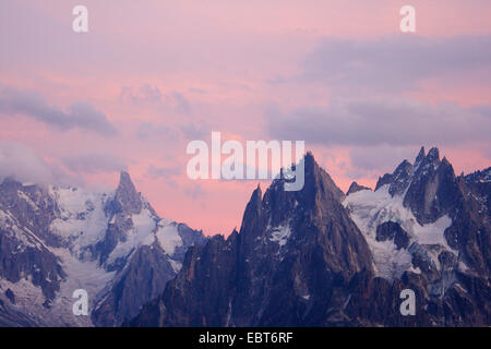 Dent du GÚant, Aiguille de Grandes Charmoz und Aiguille de BlaitiÞre im Abendlicht, Frankreich Stockfoto