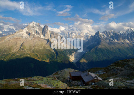 Aiguille Verte, Gletscher Mer de Glace, Grandes Jorasses und Dent du GÚant (Hintergrund), Aiguille de Grandes Charmoz, Aiguille du Plan, Aiguille du Midi, Blick vom Lac Blanc, Frankreich Stockfoto