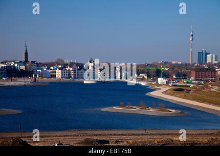 Blick auf Phoenix See, Hoerde District, Hoerde Burg und Florianturm, Deutschland, Nordrhein-Westfalen, Ruhrgebiet, Dortmund Stockfoto