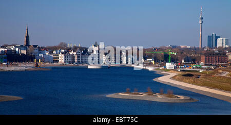 Blick auf Phoenix See, Hoerde District, Hoerde Burg und Florianturm, Deutschland, Nordrhein-Westfalen, Ruhrgebiet, Dortmund Stockfoto