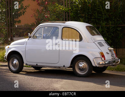 Eine alte Form Fiat 500 an der Seite einer Straße in Rom Stockfoto