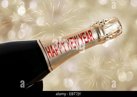 Frohes neues Jahr geschrieben am Champagner-Flasche Stockfoto