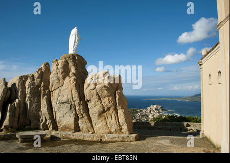 Statue, Dame De La Serre und Kapelle Notre Dame De La Serra, Frankreich, Korsika, Calvi Stockfoto