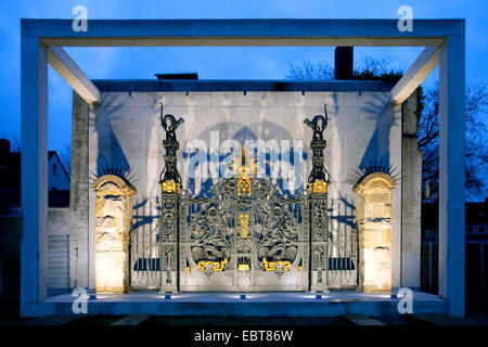 schmiedeeisernen Jugendstil-Portal der Flottmann-Hallen in der Dämmerung, Herne, Ruhrgebiet, Nordrhein-Westfalen, Deutschland Stockfoto