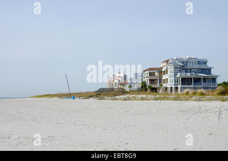 Eine Reihe von direkt am Meer, gehobene, Strandhäuser und Eigentumswohnungen. Kurz nach Sonnenaufgang mit schönen Licht und Himmel genommen. Stockfoto