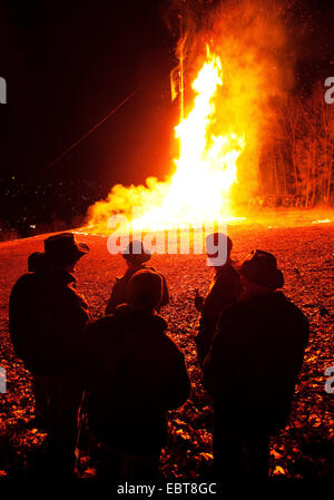 Menschen, die zu einem großen Ostern stehen Feuer, Attendorn, Sauerland, Nordrhein-Westfalen, Deutschland Stockfoto