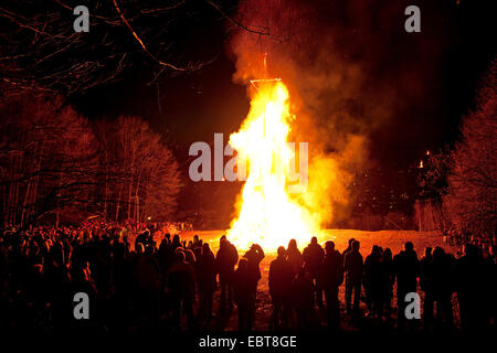 eine Menge Leute herum ein großes Osterfeuer, Attendorn, Sauerland, Nordrhein-Westfalen, Deutschland Stockfoto