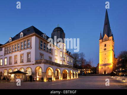 Altes Rathaus und St. Vincent Kirche im Abendlicht, Menden, Sauerland, Nordrhein-Westfalen, Deutschland Stockfoto