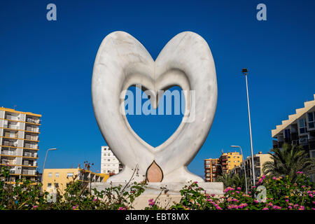 Eine Herz-Form-Marmorskulptur vor blauem Himmel Stockfoto