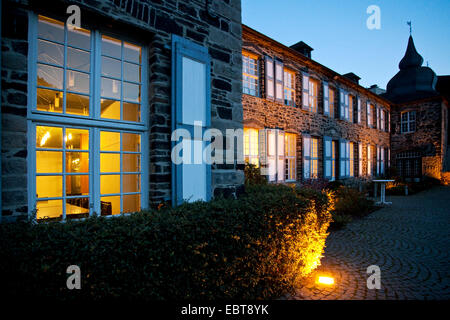beleuchtete Holtzbrinck Burg im Abendlicht, Altena, Sauerland, Nordrhein-Westfalen, Deutschland Stockfoto