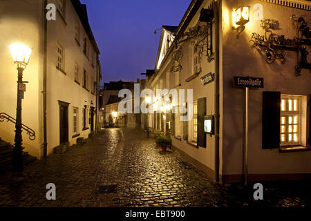 Gasse in der alten Stadt Lüdenscheid zur blauen Stunde, Lüdenscheid, Sauerland, Nordrhein-Westfalen, Deutschland Stockfoto