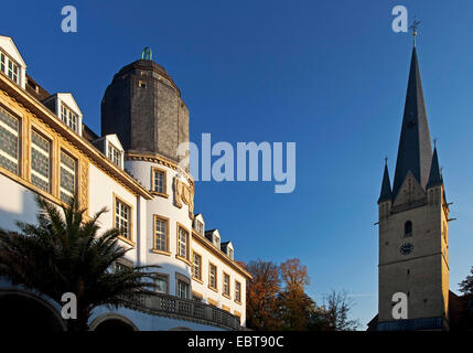 Altes Rathaus mit Kirche St. Vincent, Deutschland, Nordrhein-Westfalen, Sauerland, Menden Stockfoto