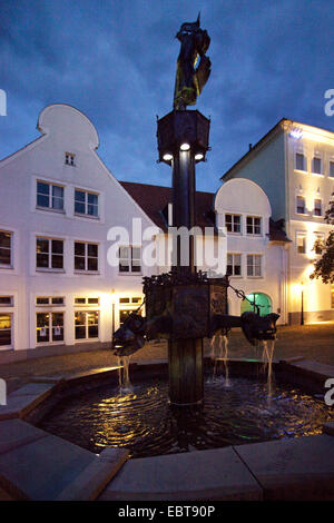 Brunnen am Graf Engelbert Platz in der Altstadt von Lüdenscheid am Abend, Lüdenscheid, Sauerland, Nordrhein-Westfalen, Deutschland Stockfoto