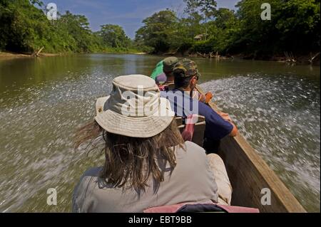 Flussfahrt durch Regenwaldgebiet in einen Unterstand, Honduras, La Mosquitia, Las Marias Stockfoto