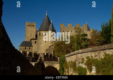 Carcassonne alte zitieren (Stadt) Ansicht von den Außenwänden zeigt Gebäude und Türme Stockfoto