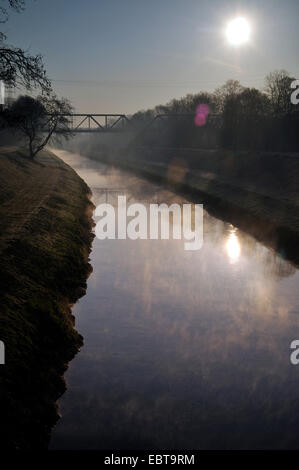 kanalisierten Emscher-Fluss am Morgen, Oberhausen, Ruhrgebiet, Nordrhein-Westfalen, Deutschland Stockfoto