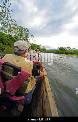 Flussfahrt durch Regenwaldgebiet in einen Unterstand, Honduras, La Mosquitia, Las Marias Stockfoto