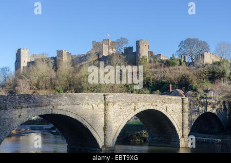 Ludlow Castle in der Shropshire Marktstadt mit Dinham Brücke über den Fluss Teme im Vordergrund Stockfoto