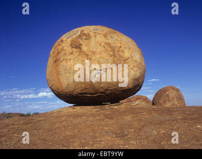 Karlu Karlu / Devils Marbles - Runde Granitsteine formvollendet, durch Erosion in der australischen Wüste, ein Heiligtum der Aborigines, Australien Stockfoto