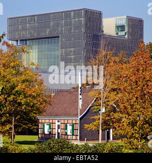 Original Firma Gebäude von Krupp und ThyssenKrupp corporate headquarter Q1 im Hintergrund, Essen, Ruhrgebiet, Nordrhein-Westfalen, Deutschland Stockfoto