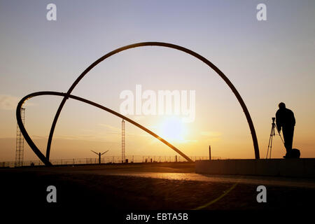 Fotograf bei Horizontobservatorium auf der Halde Halde in Herten bei Sonnenuntergang, Deutschland, Nordrhein-Westfalen, Ruhrgebiet, Herten Stockfoto