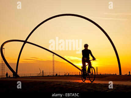 Biker am Horizontobservatorium auf der Halde Halde in Herten bei Sonnenuntergang, Deutschland, Nordrhein-Westfalen, Ruhrgebiet, Herten Stockfoto