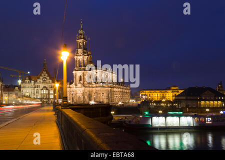 Blick von der Augustusbrücke auf Katholische Hofkirche bei Nacht, Deutschland, Sachsen, Dresden Stockfoto