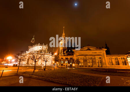 Katholische Hofkirche und Dresdner Schloss bei Nacht, Deutschland, Sachsen, Dresden Stockfoto