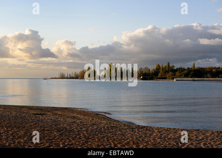 Strand des Hotel Royal Beach in der Nähe von Chopan Ata am Issyk-Kul-See, Kirgistan, Asien Stockfoto