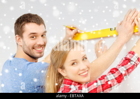 paar Gebäude mit Wasserwaage zu messen Stockfoto