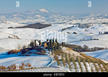 Podere Belvedere im Schnee bedeckt Landschaft, Italien, Toskana, San Quirico Stockfoto