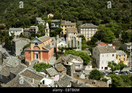 mit Blick auf Dorf Nonza und Ste Julie Kirche, Frankreich, Korsika, Cap Corse, Nonza Stockfoto