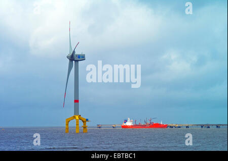 Offshore-Wind-Engine und Öltanker, Deutschland, Niedersachsen, Friesland, Wilhelmshaven Stockfoto