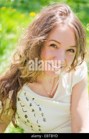 Junge Frau im freien Porträt. Sanften, sonnigen Farben. Stockfoto