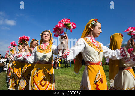 Folklore-Tänzer auf dem Rosenfest, Bulgarien, Karlovo Stockfoto