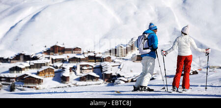 paar auf Skiern ein Schneefeld vor der Ski-Ressort, Frankreich, Savoyen, La Plagne Stockfoto