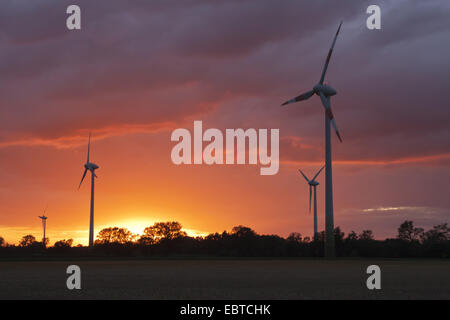 Windenergieanlage vor Sonnenuntergang mit Abendrot, Deutschland, Nordrhein-Westfalen, Münsterland Stockfoto