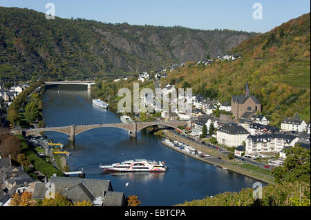 Blick von einem Hügel in der Stadt an der Mosel, Deutschland, Rheinland-Pfalz, Cochem Stockfoto