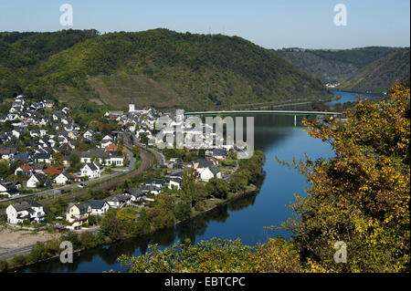 Blick von einem Hügel in der Stadt an der Mosel, Deutschland, Rheinland-Pfalz, Loef Stockfoto