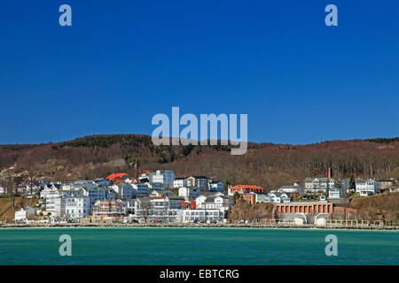 Blick vom Meer auf die Küstenstadt unter einem strahlend blauen Himmel, Binz, Rügen, Mecklenburg-Vorpommern, Deutschland Stockfoto